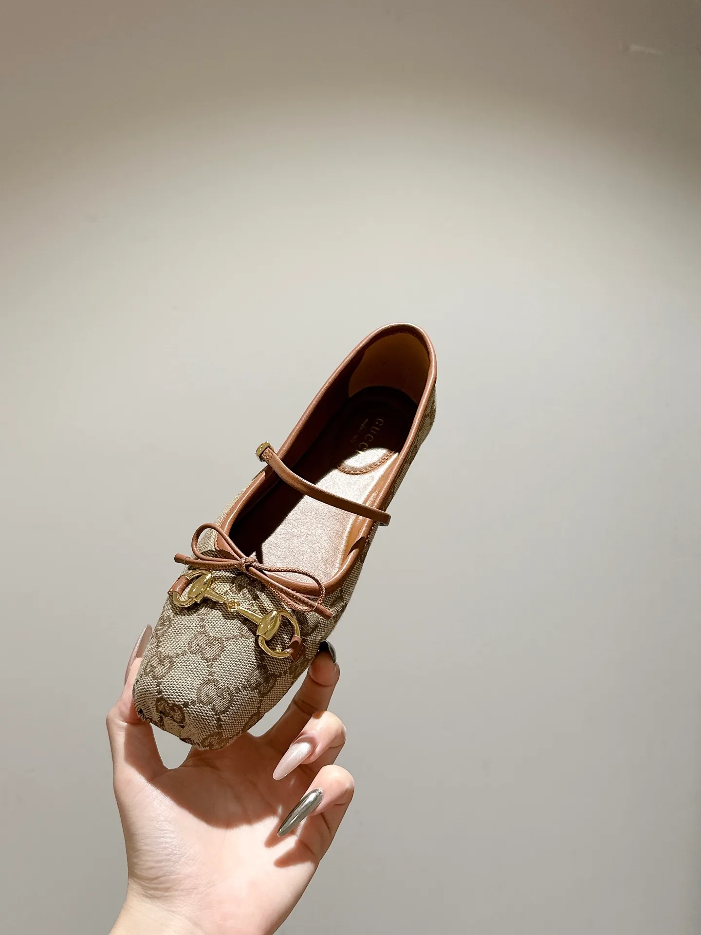 👟👟Ex-factory price 520👟👟 Gucci 2025 early spring 25 series new products🆕Flat ballet shoes horsebit new small square toe shoes, square toe design with elegant bow details, classic, refined, elegant, playful and fashionable flat shoes, creating an excellent wearing experience ▪️Fabric: original custom canvas/sheepskin ▪️Inner lining/foot pads: high-end custom sheepskin lining ▪️Heel height: flat ▪️Outsole: Italian genuine leather ▪️Number of yards: 35-39 (40.41 customized, non-refundable)
